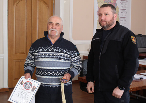 Ветеран спорту з Хмельниччини віддав для аукціону медаль Книги рекордів Гіннеса