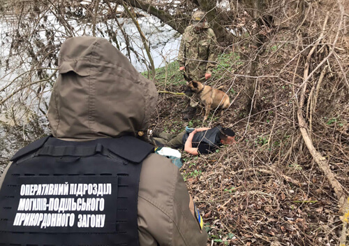 У сусідній з Хмельниччиною області човняр із Молдови намагався переправити кількох осіб через кордон