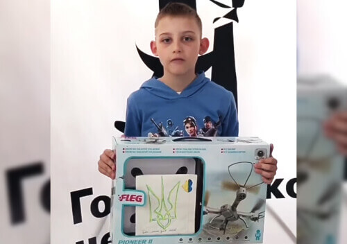 На Хмельниччині хлопчик подарував українським солдатам свого дрона
