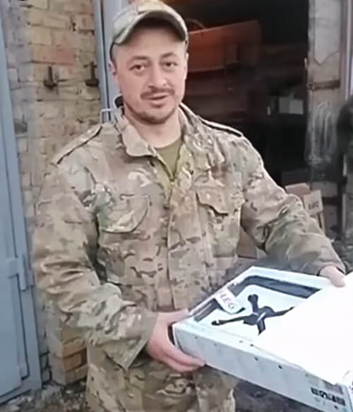 На Хмельниччині хлопчик подарував українським солдатам свого дрона