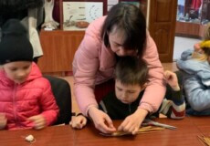 В Ізяславському історико-краєзнавчому музею дітей-переселенців вчили соломоплетінню