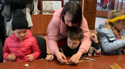 В Ізяславському історико-краєзнавчому музею дітей-переселенців вчили соломоплетінню