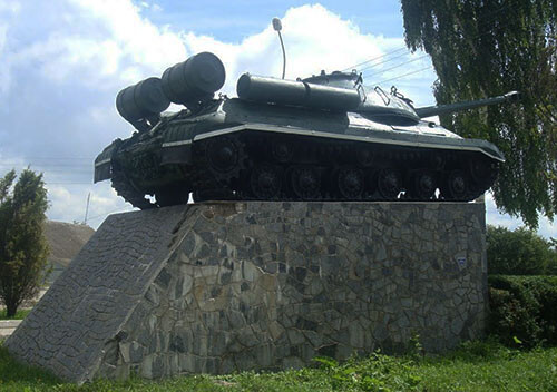 У селищі на Хмельниччи­ні вирішили демонтувати радянський танк