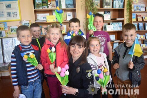 На Шепетівщині діти-переселенці разом з поліцейськими виготовляли подарунки до Дня матері