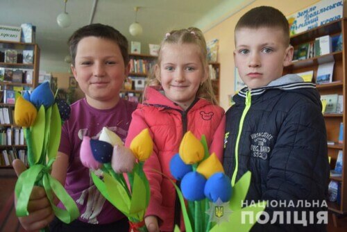 На Шепетівщині діти-переселенці разом з поліцейськими виготовляли подарунки до Дня матері