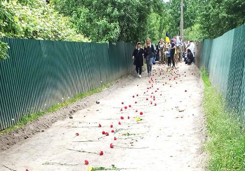 Славутчани провели в останній путь загиблого Героя, встеливши дорогу квітами