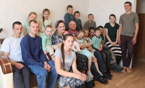 На Хмельниччині подружжя Кухарчуків виховує 19 дітей