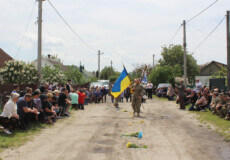 У Славутській громаді живим коридором вшанували розвідника, який поліг у боях на Донеччині