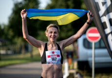 За кордоном жінка з Шепетівщини з розгорнутим прапором України бігла напівмарафон