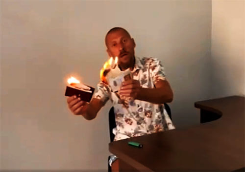 У сусідній з Хмельнич­чи­ною області 50-річний іноземець спалив свій паспорт (Відео)