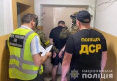 На Шепетівщині затримали двох кримінальників за систематичне вимагання грошей у місцевого жителя