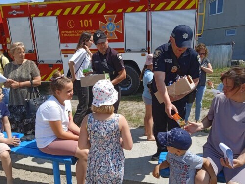 В Ізяславі поліцейські та рятувальники зустрілися із дітьми на пляжі