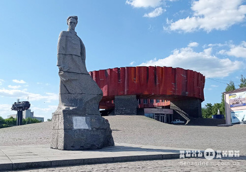 У Шепетівці пам’ятник Миколі Островському позначили ворожим символом