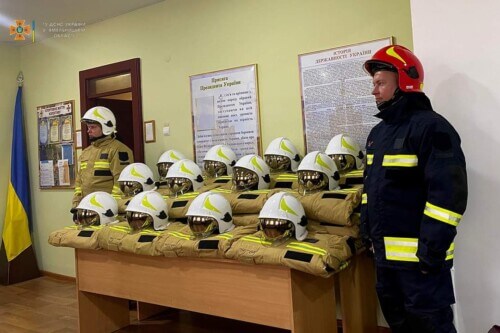 Атомники Хмельницької АЕС передали нетішин­ським рятувальникам захисний одяг європейського зразка