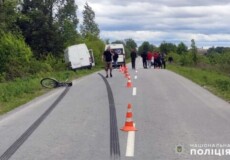 У Шепетівському районі 20-річний водій мікроавтобуса збив малолітню велосипедистку