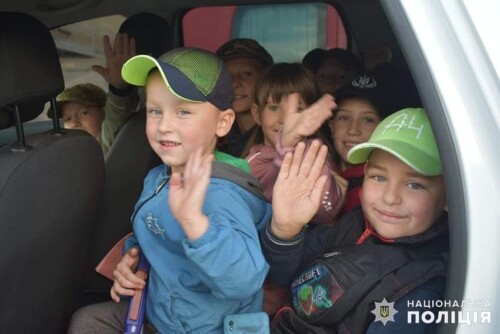 На Шепетівщині дитячому блокпосту поліцейські подарували прапор України