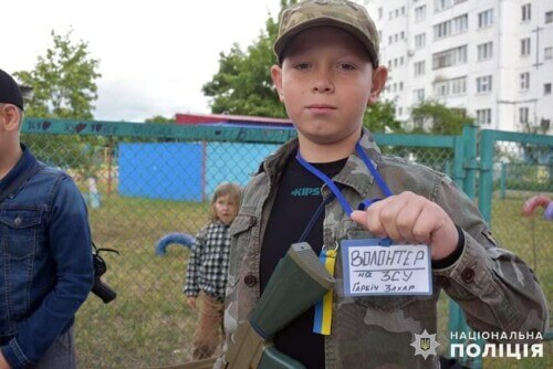 На Шепетівщині дитячому блокпосту поліцейські подарували прапор України