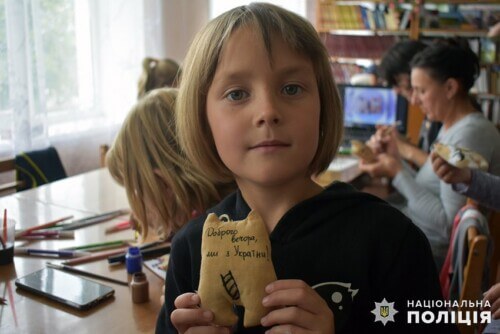 У Шепетівському районі діти разом із полісменами виготовляли котики-обереги для захисників