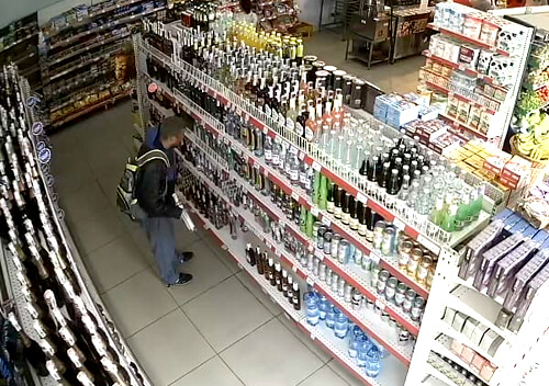 Крадій «зі стажем» приїхав у Шепетівку цупити спиртне з супермаркету