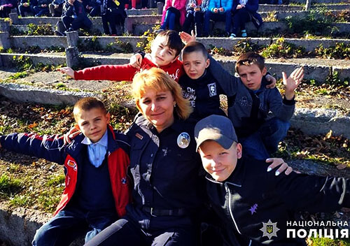На Шепетівщині поліцейська змінила життя десятків дітей