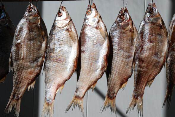 На Хмельниччині рятують чоловіків, які повечеряли в’яленою рибою
