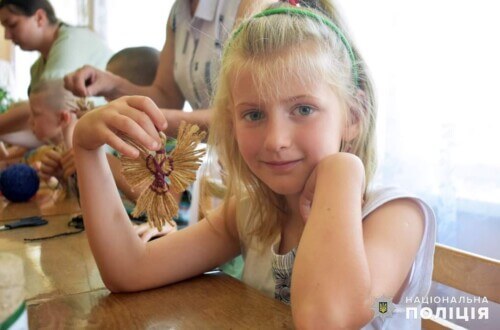 На Шепетівщині полісмени разом із дітьми-переселенцями виготовляли «журавлики на щастя»