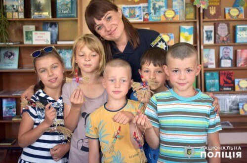 На Шепетівщині полісмени разом із дітьми-переселенцями виготовляли «журавлики на щастя»