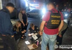 Екстазі та канабіс: у Хмельницькому затримали молодика з великою кількістю наркотиків