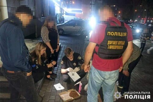 Екстазі та канабіс: у Хмельницькому затримали молодика з великою кількістю наркотиків