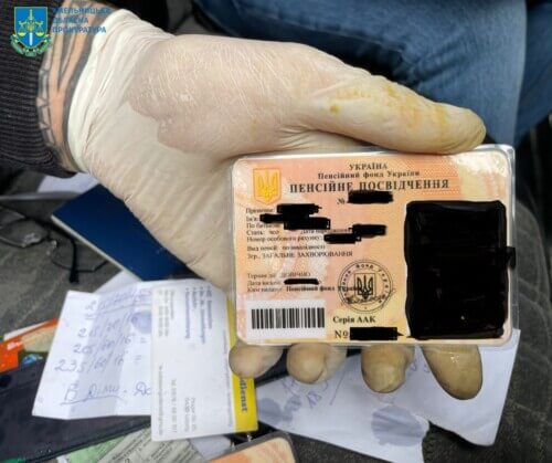 На Хмельниччині чоловік виготовляв пенсійні посвідчення, аби призов&shy;ники виїхали за кордон