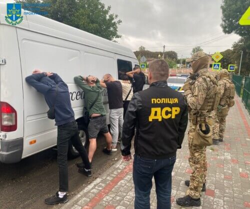 На Хмельниччині чоловік виготовляв пенсійні посвідчення, аби призов&shy;ники виїхали за кордон