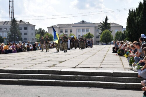 У Шепетівці провели в останню путь молодого гранатометника, який загинув на Донеччині