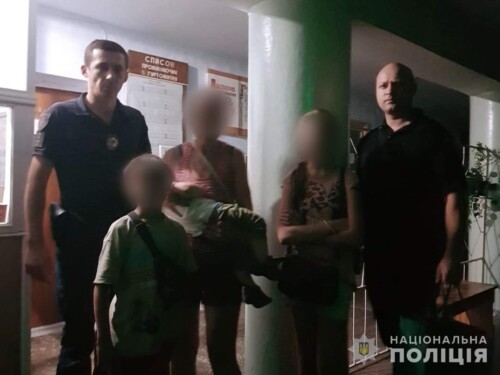 На Хмельниччині посеред ночі жінка з трьома дітьми пішла з дому