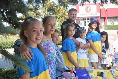 У Шепетівському районі юні гімнастки зі спортивного клубу «Золота осінь» волонтерять для ЗСУ