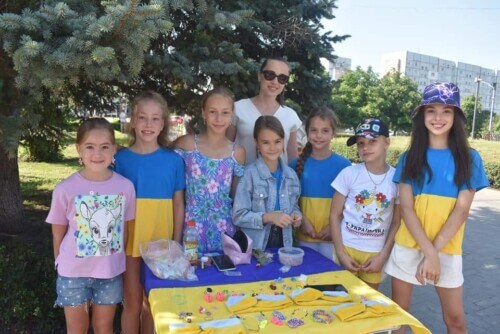 У Шепетівському районі юні гімнастки зі спортивного клубу «Золота осінь» волонтерять для ЗСУ