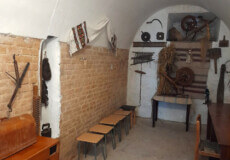 У сусідній з Хмельниччиною області вчитель облаштував укриття-музей для учнів