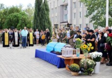 У Нетішині провели в останню путь молодшого сержанта Володимира Мартинюка