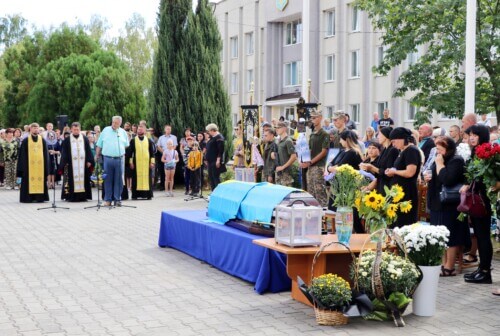 У Нетішині провели в останню путь молодшого сержанта Володимира Мартинюка