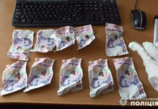 Жінка, яка обікрала підлітка, намагалася відкупитися у поліції за 2 тисячі гривень