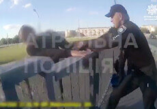 У Хмельницькому чоловік намагався стрибнути з мосту (Відео)