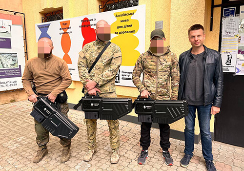 «Видрати ворогам дрони-очі»: волонтери відправили на передову 10 антидронових рушниць