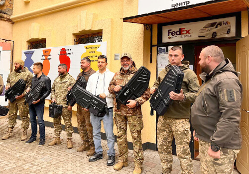 «Видрати ворогам дрони-очі»: волонтери відправили на передову 10 антидронових рушниць