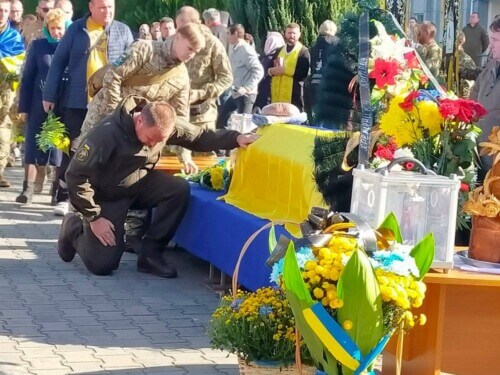 У Нетішині провели в останню путь командира стрілецького відділення Артема Белінського