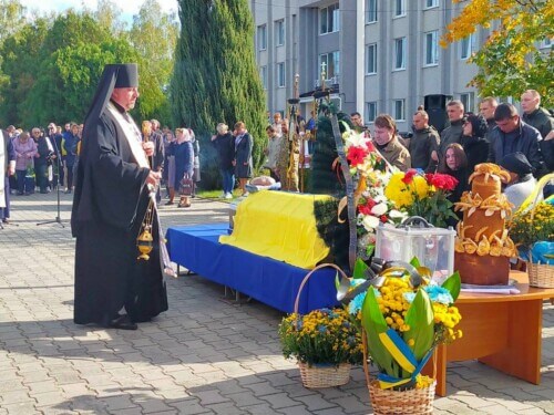 У Нетішині провели в останню путь командира стрілецького відділення Артема Белінського
