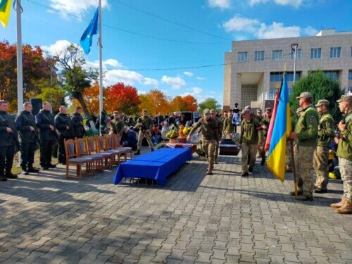 У Нетішині провели в останню путь командира стрілецького відділення Артема Белінського
