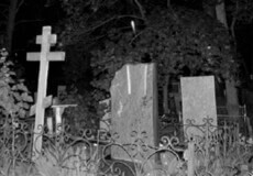 У сусідній із Хмельниччиною області неповнолітні відпочивали на кладовищі: фото виклали в соцмережі