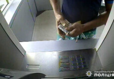 На Хмельниччині чоловік присвоїв кошти, які були залишені в банкоматі