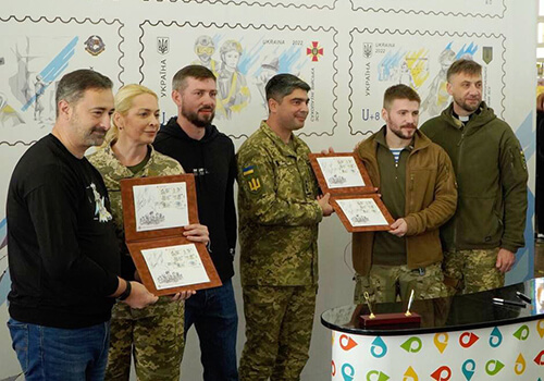До Дня захисників та захисниць України Укрпошта випустила поштові марки «Слава Збройним Силам України!»