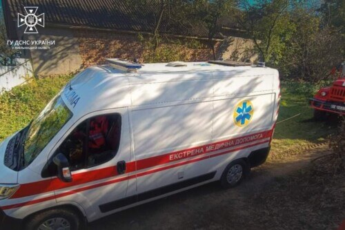 На Хмельниччині «швидка», яка везла літню жінку в медзаклад, застрягла у болоті