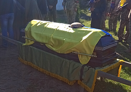 На Ізяславщині віддали останню шану новітньому Герою, який загинув на Херсонщині